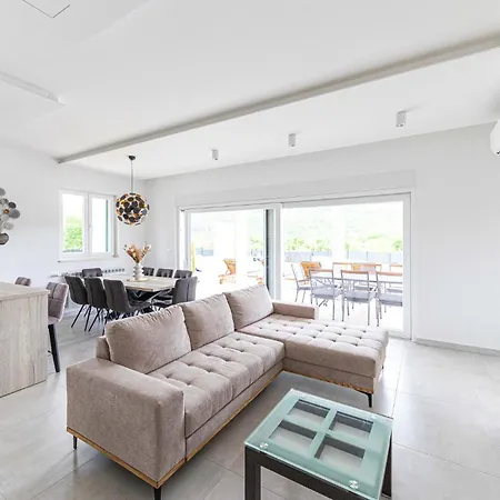 Cozy In Primorski Dolac With Wifi בית נופש