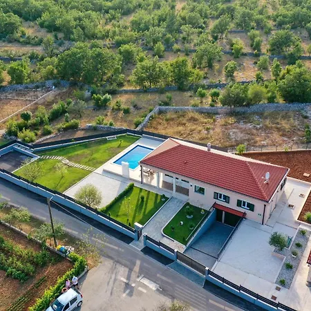 בית נופש Cozy In Primorski Dolac With Wifi