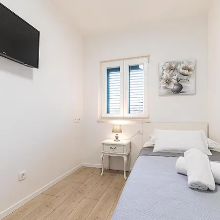 Cozy In Primorski Dolac With Wifi בית נופש