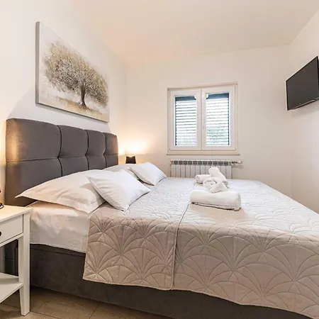 Cozy In Primorski Dolac With Wifi